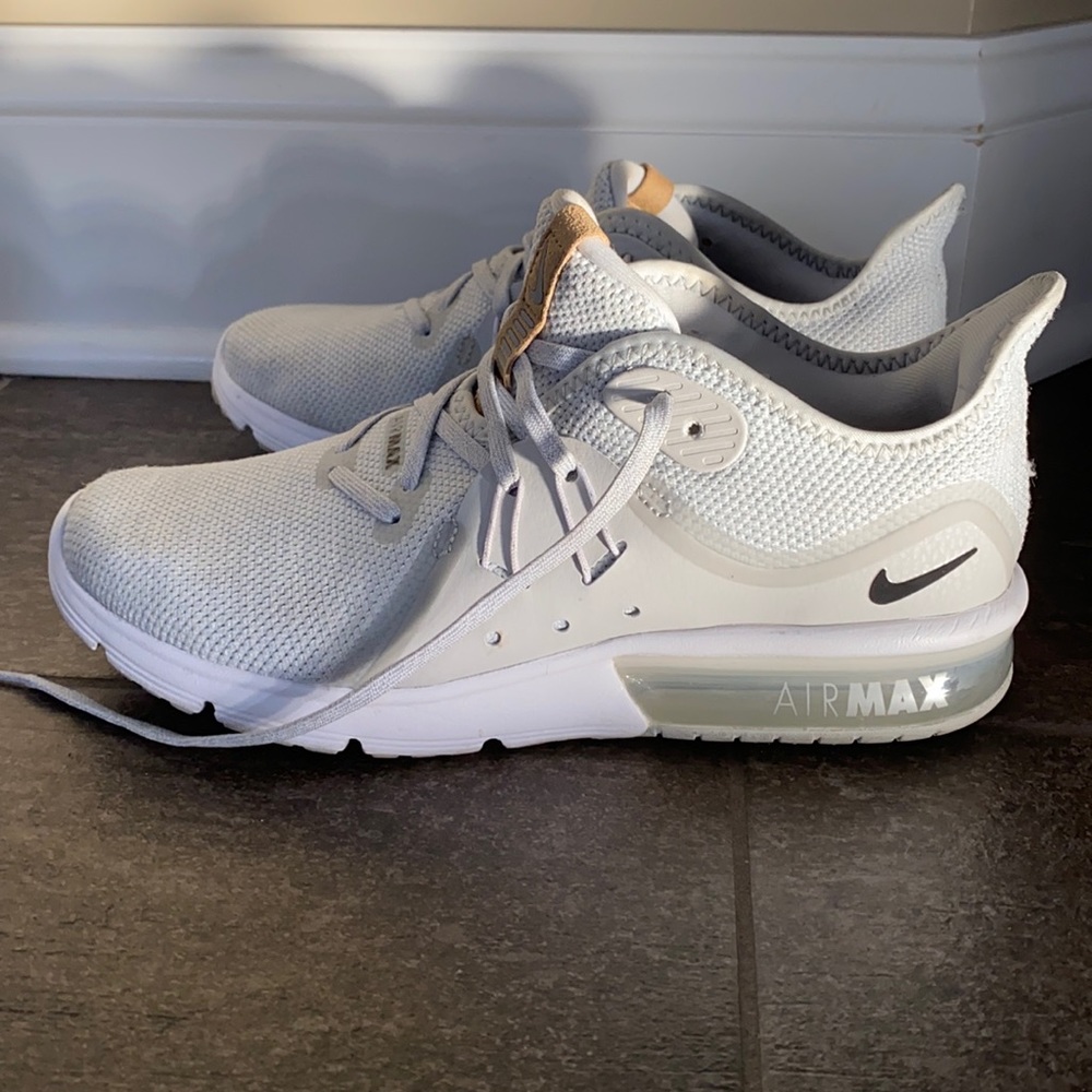 Women’s Nike Fitsole tennis shoe size 7.5. Worn a couple times and in EUC